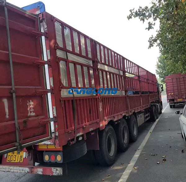 Delivery of color steel sandwich wallboard