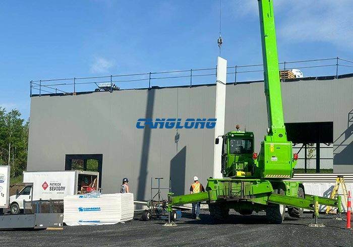 PU panels installation for prefabricated warehouse
